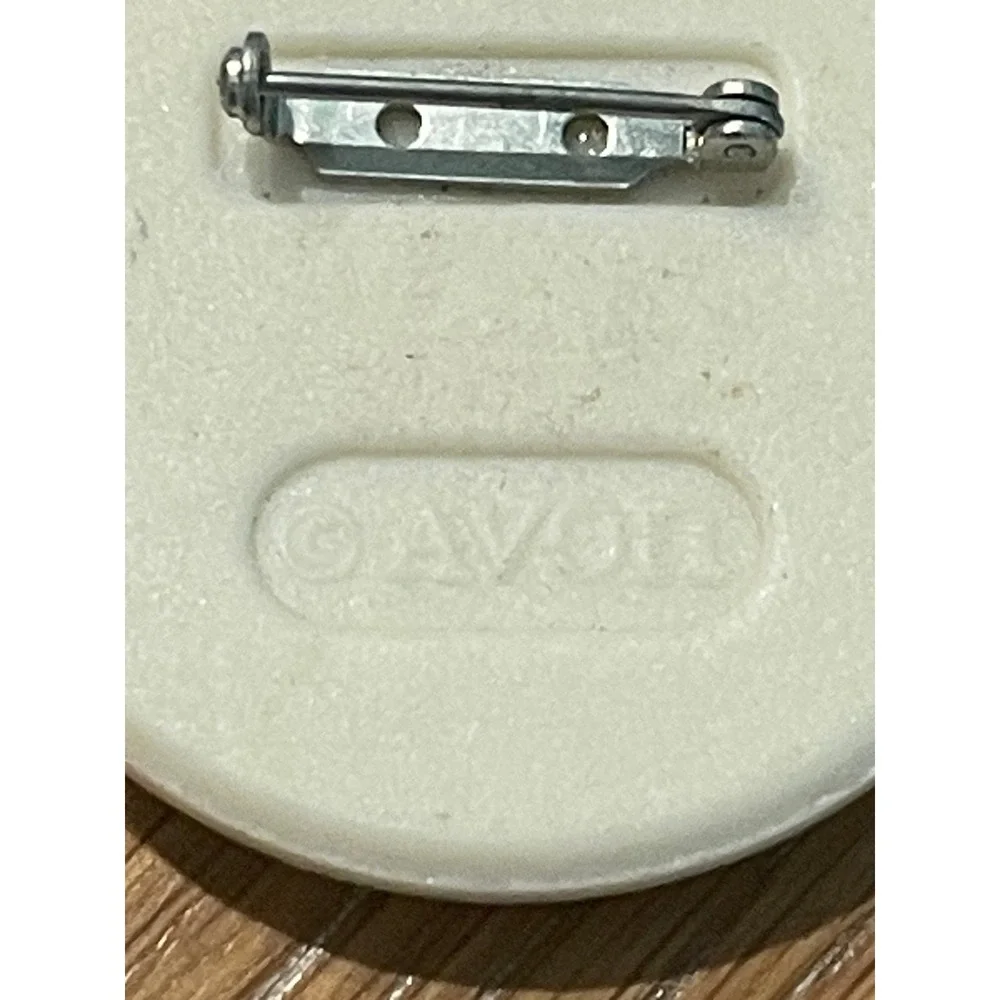 00103 - Avon Floral‎ Bouquet Porcelain Brooch Vintage Basket Weave Pin 1984